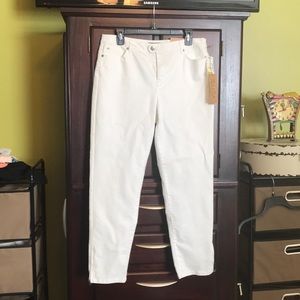 White denim pants.